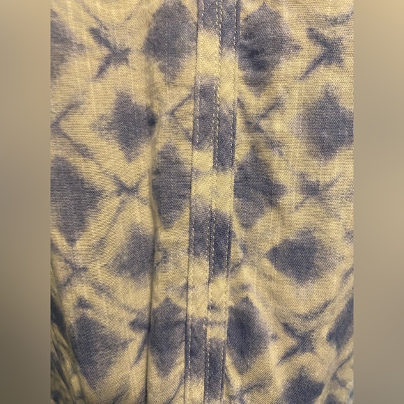 Gap | Blue & White Patterned Long Sleeved Blouse With V-Neck & Fitted Sleeves - Picture 4 of 10